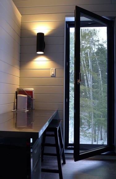 lake kapı uygulaması yapılan şık iç mekan detayı