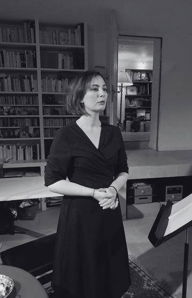Erica Letailleur joue la pièce de théâtre Zeynep Kaçar à domicile