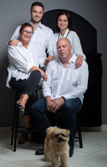 Un portrait de famille avec la mère, le père, la fille, le fils et le chien