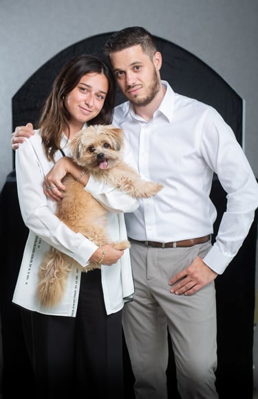 Un portrait de famille avec une sœur tenant le chien entre ses bras, et le frère enlaçant sa sœur.