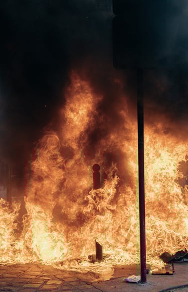 Un incendie provoqué lors des manifestations contre la réforme des retraites en 2023.