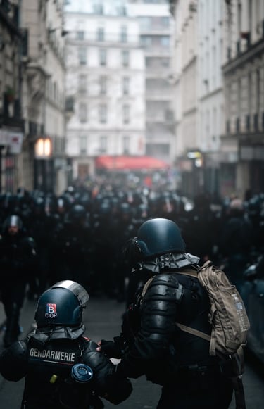 Manifestation contre la réforme des retraites 2023. Un policier protège un collègue blessé. 