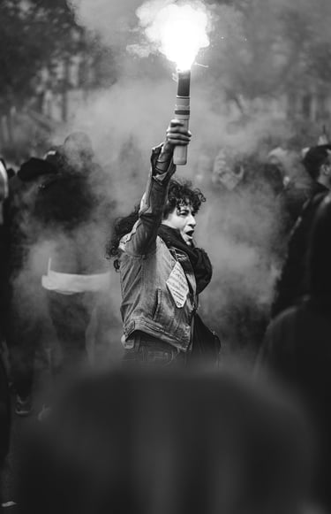 Une manifestante brandi un fumigène lors des manifestations contre la réforme des retraites 2023/