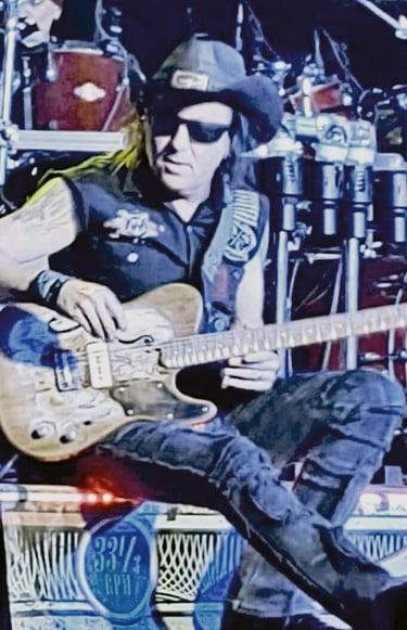 Erik Turner during a Warrant concert with his Tumbleweed "Mojo Machine."