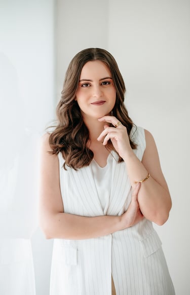 mulher sorrindo de modo contido 