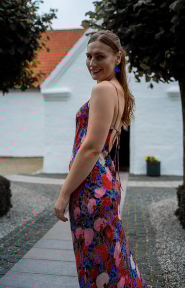 Skrædder kjole slipdress med blomster og flot ryg