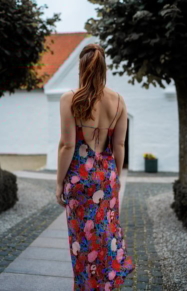 Skrædder kjole slipdress med blomster og flot dyb ryg 