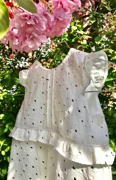 Hvid dåbskjole med frynser I skræddersyet hvid kjole til baby 