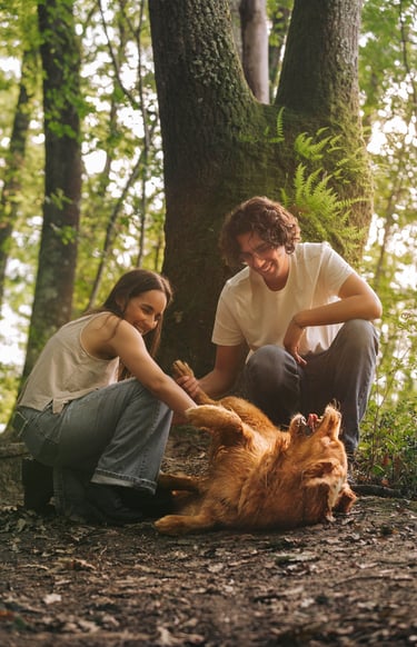 ragazzo e ragazza che giocano con cane