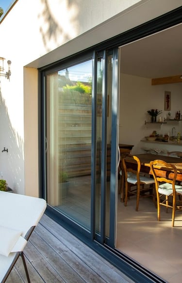 sürgülü balkon cam uygulaması yapılan modern balkon