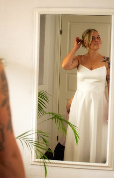 brudekjole i satin med lommer og v- udskæring