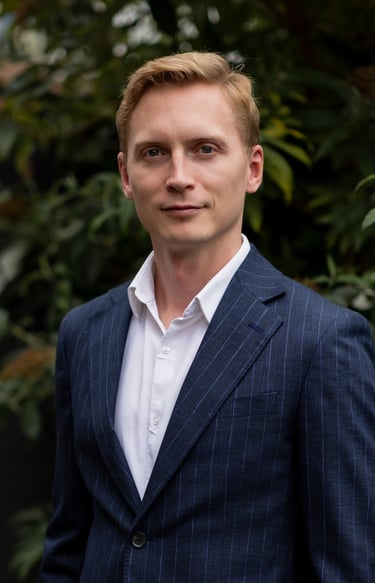 Photo of ENT Consultant Misha Verkerk in a blue suit
