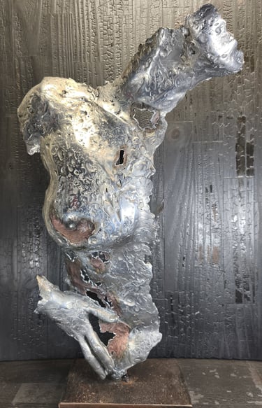 sculpture metal femme nue souffrance sein poitrine design moderne