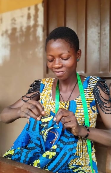 Fille qui apprend la couture au centre d'éducation alternatif de Zè