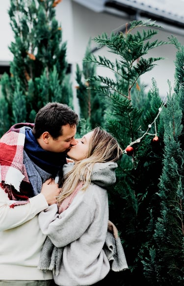 Kobieta i mężczyzna całują się w usta