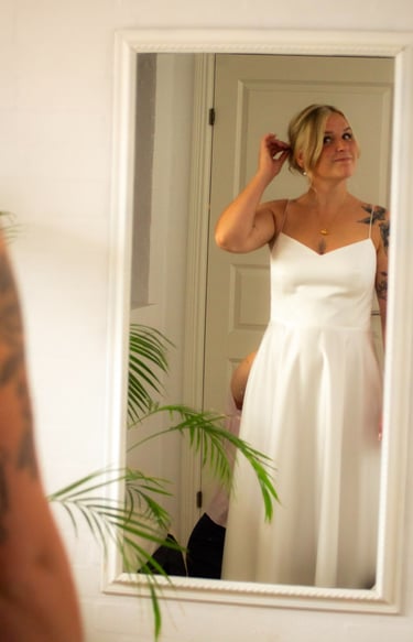 brudekjole i satin med lommer og v- udskæring