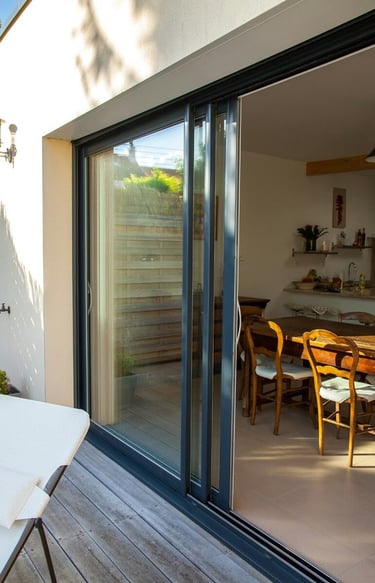 sürgülü balkon cam uygulaması yapılan modern balkon