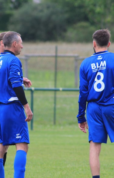 3 adultes jouant au foot