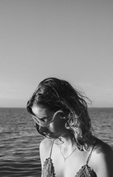 visage féminin caché par une mèche de cheveux à la mer