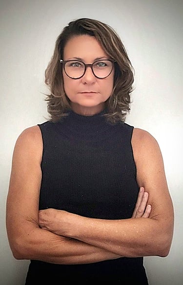ana jardim mulher cabelo castanho e oculos com braços cruzados