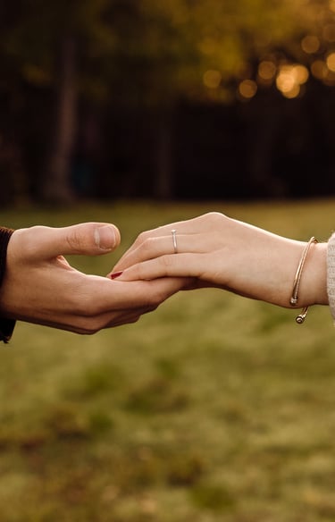 plan rapproché mains qui se touchent lumière automnale douce et chaude