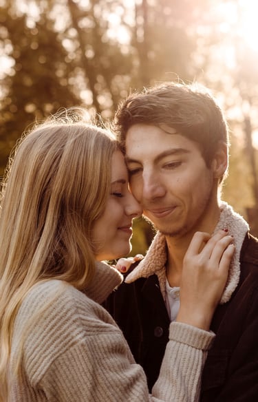 portrait rapproché de couple (homme et femme) lumière automnale douce et chaude