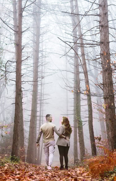 couple de dos qui marche en forêt lumière froide brume