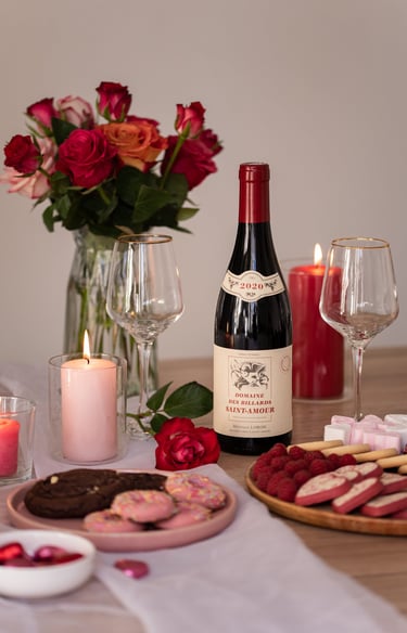 une table de Saint-Valentin avec un bouteille de vin et des verres à pied