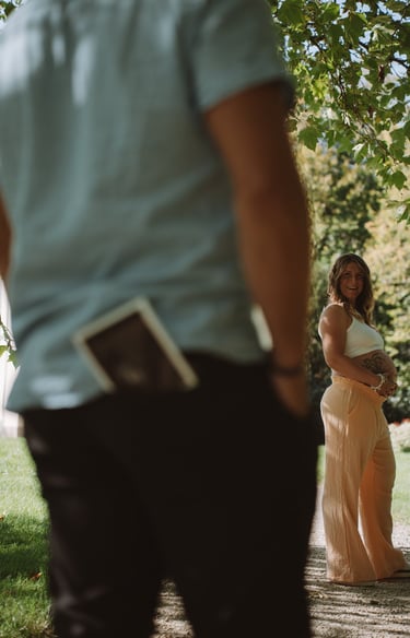 Kreatives Ankündigungsshooting Coburg: Ultraschallbild in der Tasche des werdenden Vaters.