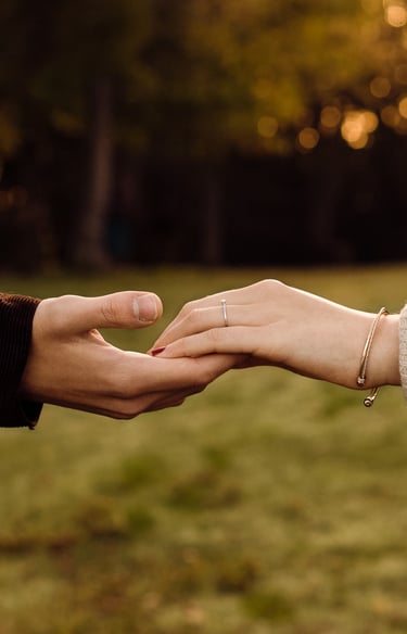 plan rapproché mains qui se touchent lumière automnale douce et chaude