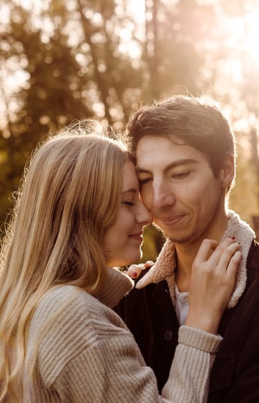 portrait rapproché de couple (homme et femme) lumière automnale douce et chaude