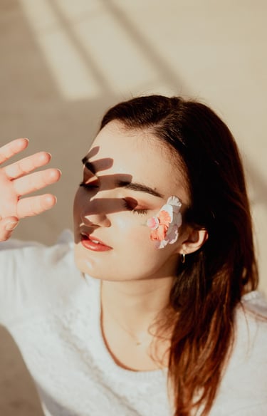 portrait féminin cachant son visage du soleil avec sa main