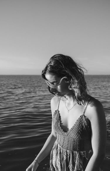 visage féminin caché par une mèche de cheveux à la mer