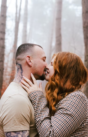 couple qui s'embrasse en forêt lumière froide brume