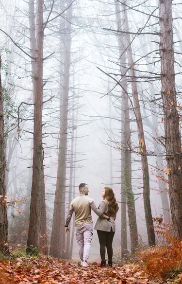 couple de dos qui marche en forêt lumière froide brume