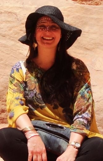 Foto da autora no tesouro em Petra.