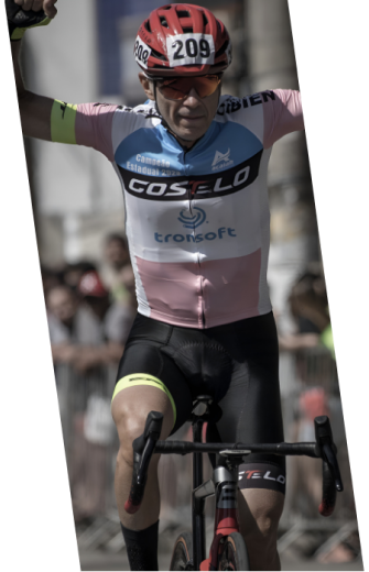 Ciclista cruzando a linha de chegada em uma competição, usando uniforme com logotipo da Tronsoft.