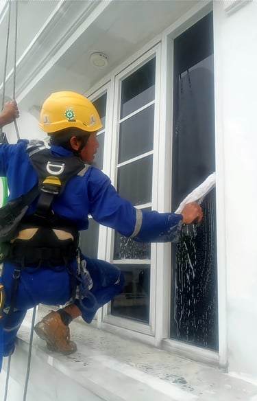 Jasa Pembersihan Kaca Rumah