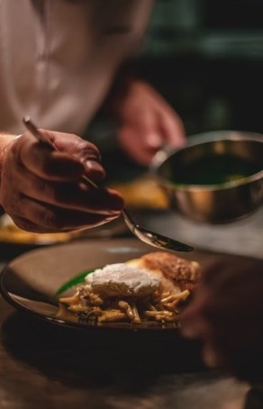 Chef privado ofreciendo experiencia gourmet en casa.