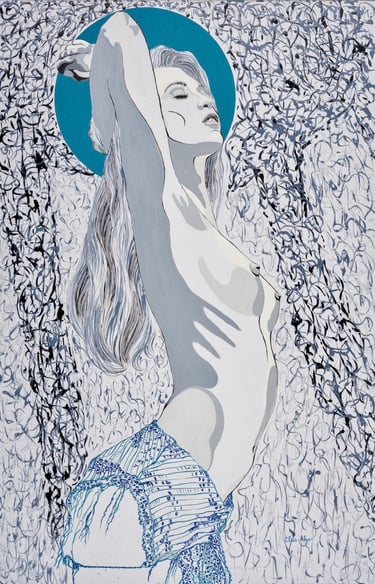  Femme nue debout, vue de profil droit en plan américain coupé sous un shorty de dentelles bleues. 