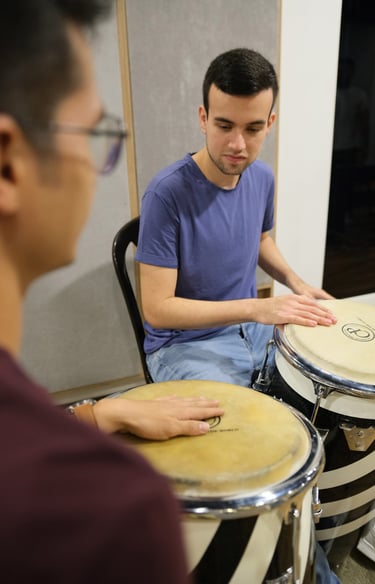Joven estudiante aprendiendo percusión y congas en monochrome records