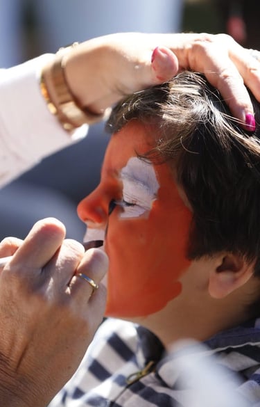 Enfant se faisant maquiller