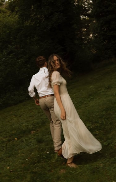Verlobungsshooting Paarfotos in Eisenstadt in der Natur warme Farben vintage warum Schloss Pottendorf sophie sara fotografie