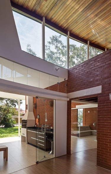 Interior casa sustentável em Brasília tijolos ecológicos com pé direito duplo e ventilação natural