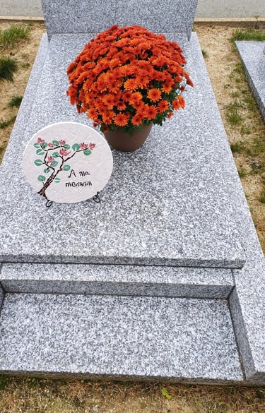ornement funéraire en mosaique faite à la main, à ma maman avec fleurs, posée sur une tombe