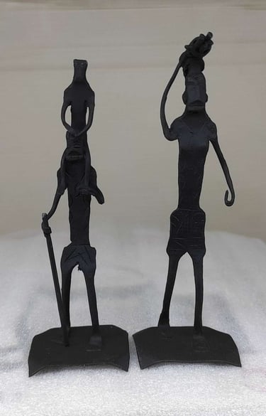 "Tribal iron sculpture of a father carrying a child and mother lifting a bundle–symbolic Bastar art-for global shipment"