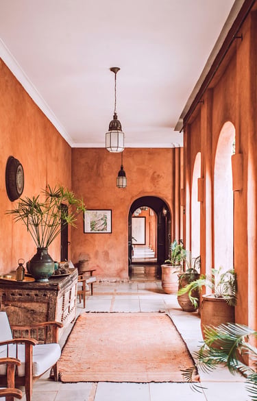 Intérieur d'une maison, harmonie des couleurs, une belle énergie émane de cette photo.
