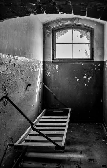 Pritsche in einer Zelle im ehemaligen Gefängnis des Amtsgerichts Belin-Köpenick
