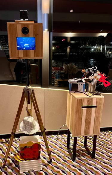 un photobooth avec sa station d'impression et des accessoires pour se prendre en photo