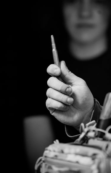 žmogus laikantis kulką